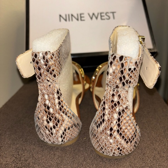 Nine West cognac brown thong sandals; gold hardware; very pretty - Picture 9 of 16